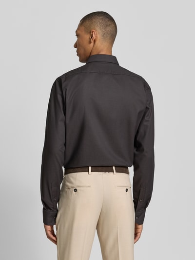 Männermodel trägt Regular Fit Freizeithemd mit extra langem Arm Modell 'H-JOE-K-C1-261' von BOSS in dunklem Farbton, Popeline, Ganzkörperansicht Rückansicht.