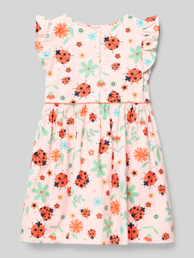 Meisje draagt jurk im allover-look van Happy Girls in lichtroze met rode, zwarte en groene bloemenprint, puur katoen, A-lijn, ruglengte bij maat 116 60 cm, ronde hals, kinderkleding, geheelbeeld achteraan.