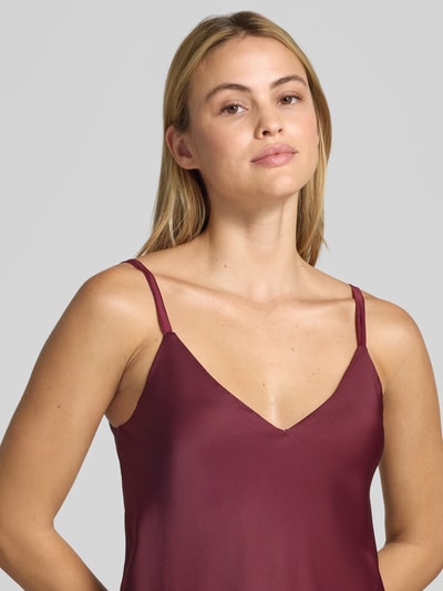 Vrouwenmodel draagt Blusentop aus Satin van Rinascimento in bordeaux, Materiaalmix met stretch, getailleerd, verstelbare spaghettibandjes, v-hals, ruglengte maat S 41 cm, Nahaufnahme bovenlichaam
