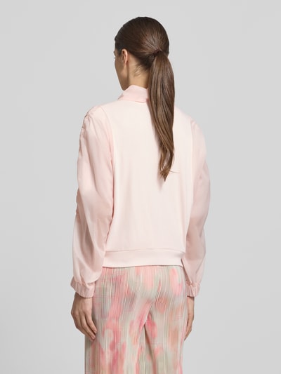 Vrouwenmodel draagt Relaxed Fit Leichte Jacke im Material-Mix van Marc Cain, look: effen, pasvorm: relaxed fit, plooien, sjaalkraag, knoopsluiting, mouwvorm: 3/4-mouwen, materiaalverwerking: satijn, chiffon, materiaal: katoenmix, geheel van achteren.