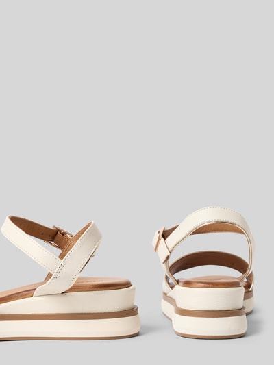 Produktfoto, Sandalen aus echtem Leder mit Keilabsatz von INUOVO in Creme, abgerundete Passform, offene Ferse, glatte Sohle, Absatzhöhe 5 cm bei Größe 40
