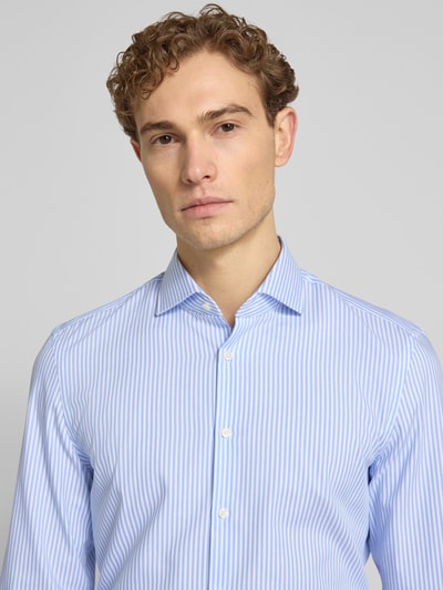 Männermodel trägt Slim Fit Business-Hemd mit Kentkragen von Jake*s, reine Baumwolle, hellblaue Streifen, Nahaufnahme Oberkörper.
