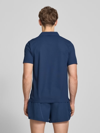 Männermodel trägt dunkelblaues Slim Fit Poloshirt mit Logo Modell 'EDMOND' von Ellesse aus Material-Mix mit Stretch-Anteil, Ganzkörperansicht Rückansicht. Rückenlänge bei Größe M: 63 cm.