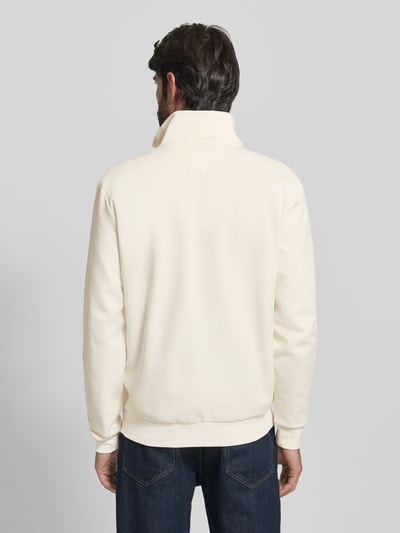 Männermodel trägt Regular Fit Troyer aus Baumwoll-Mix von Tommy Hilfiger, Optik: Unifarben, Label-Stitching-Applikation, Ganzkörperansicht Rückansicht.