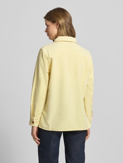 Vrouwenmodel draagt Regular Fit Cordbluse met borstklepzakken model 'EFFI' van Pieces, look: effen, materiaalverwerking: corduroy, lange mouw, overhemdkraag, eenrijige knoopsluiting, manchet, rompzoom met zijsplitten, achteraanzicht volledige lichaamsopname.