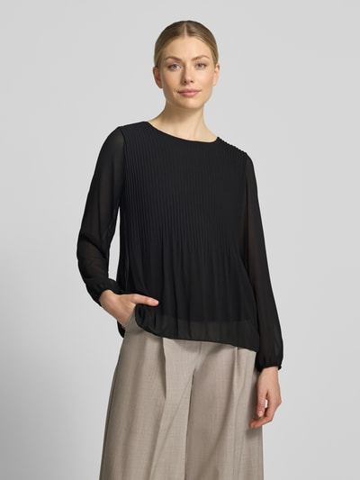 Vrouwenmodel draagt blouse met lange mouwen uit mix van viscose en elastaan met biezen, ronde hals en semi-transparant design, Langarmbluse aus Viskose-Mix Modell 'Eva' van ZABAIONE, detailopname bovenlichaam.