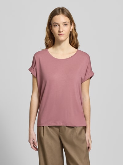 Frauenmodel trägt Regular Fit T-Shirt aus Viskose-Mix Modell 'MOSTER' von Only, unifarbenes Jersey mit Label Stitching, Ganzkörperansicht von vorne.