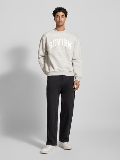 REVIEW Sweatshirt mit Varsiety Embleme Hellgrau Melange 1