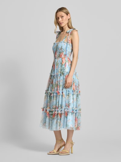 Modelka kobieca nosi Knielanges Cocktailkleid mit Smok-Details od LACE & BEADS, niebieski mesh, A-linia, długość do kolan, warstwowa struktura, wiązane ramiączka, długość pleców S: 100 cm, szerokość w rozmiarze S: 37 cm, widok całej sylwetki z przodu