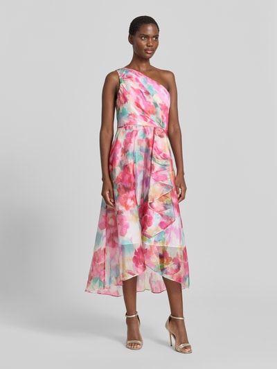Frauenmodel trägt Cocktailkleid im One-Shoulder-Look von Adrianna Papell aus Chiffon mit Allover-Look und Volants, Midikleid, Ganzkörperansicht von vorne. Rückenlänge bei Größe 36: 100 cm, Brustweite bei Größe 36: 42 cm.