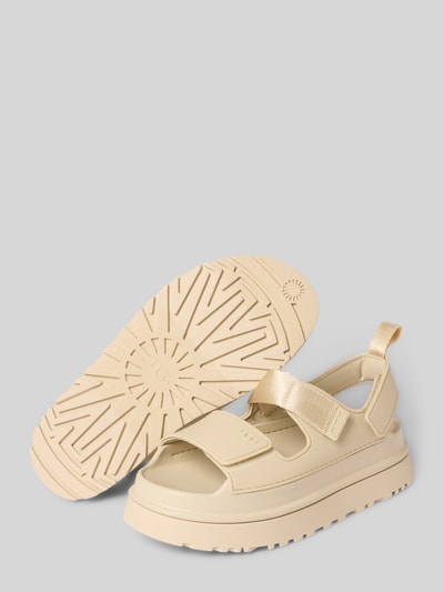 Produktfoto, Sandalette mit Plateausohle Modell 'GOLDENGLOW' von UGG in Beige, Abgerundete-Spitze, Riemen mit Klettverschluss, Absatzhöhe 5 cm, Schafthöhe 7 cm, Schaftweite 7 cm, Damen Sandalette, Profilsohle und strukturierte Textur