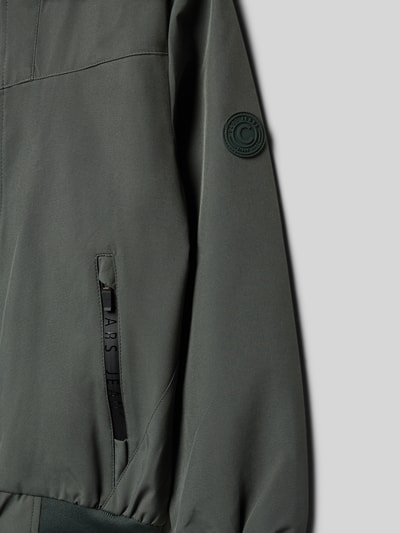 Produktfoto, Regular Fit Jacke mit Kapuze Modell 'Jorym' von CARS JEANS, olivgrüner Stoff, glatte Textur, Zipper- und Logo-Detail, elastische Abschlüsse
