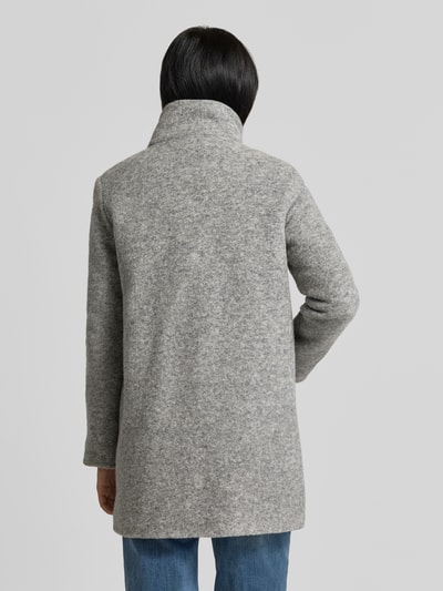 Frauenmodel trägt graue Regular Fit Jacke aus Woll-Mix von FUCHS SCHMITT mit Stehkragen, Rückenansicht, Nahaufnahme Oberkörper. Rückenlänge bei Größe 36: 82 cm, Schulterbreite: 44 cm, Brustweite: 51 cm, Ärmellänge: 64 cm.