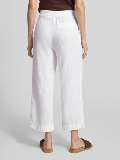 Frauenmodel trägt Leinenhose mit Bindegürtel von Christian Berg Woman in Weiß, Wide-Leg-Pants aus Reine Leinen, Ganzkörperansicht Rückansicht.