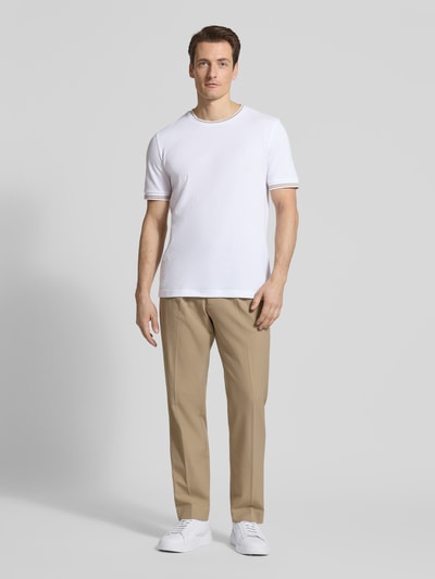 Męski model nosi T-shirt mit Strukturmuster und Rundhalsausschnitt von Christian Berg Men, mieszanka bawełny i elastanu, krój regular fit, okrągły dekolt, długość tyłu w rozmiarze M: 70 cm, kolor biały, fakturowany wzór, pełny widok z przodu