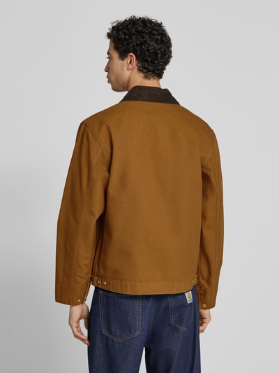 Männermodel trägt Jacke mit Label-Detail Modell 'Detroit' von Carhartt Work In Progress in Braun aus Reine Baumwolle, Regular-Fit, Ganzkörperansicht Rückansicht. Rückenlänge 65 cm, Schulterbreite 47 cm, Brustweite 56 cm, Ärmellänge 64 cm, Umlegekragen, Reißverschluss.