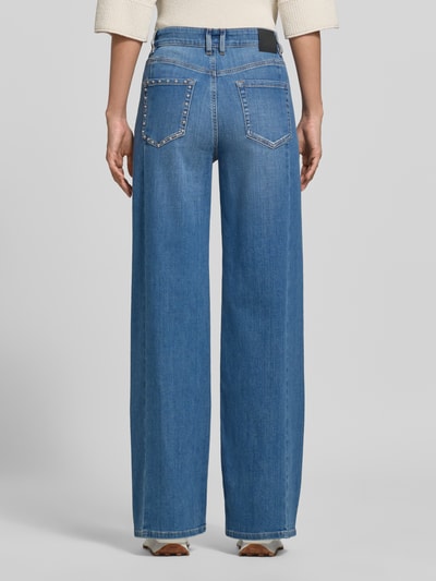 Kobiece model prezentuje High Waist Wide Fit Jeans mit Nieten od Marc Cain, mieszanka bawełny i elastanu, krój wide fit, wysoki stan, nity, wpuszczane kieszenie, szerokość w rozmiarze 36: 39 cm, długość wewnętrzna nogawki w rozmiarze 36: 82 cm, widok całościowy z tyłu