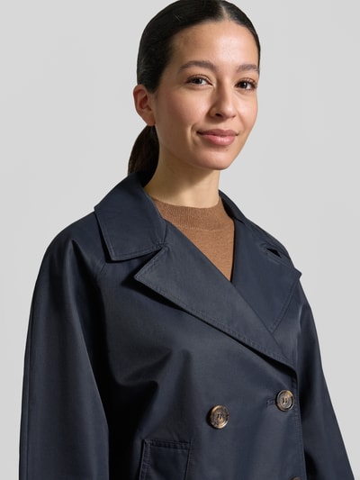 Modelka nosi Regular Fit Funktionsjacke aus Baumwoll-Mix Modell 'MAISY' od Barbour, materiał bawełniany, ciemny kolor, podwójny rząd guzików, krój regular fit, perspektywa: zbliżenie górnej części ciała.