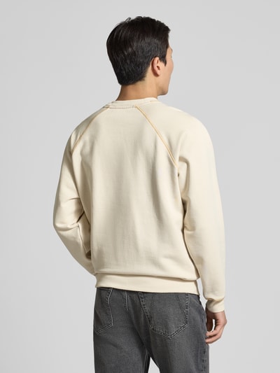 Männermodel trägt Relaxed Fit Sweatshirt aus Bio-Baumwoll-Mix Modell 'MEL' von Armedangels, cremefarben, Rückenansicht, Rippbündchen, Sweatstoff. Ganzkörperansicht Rückansicht.