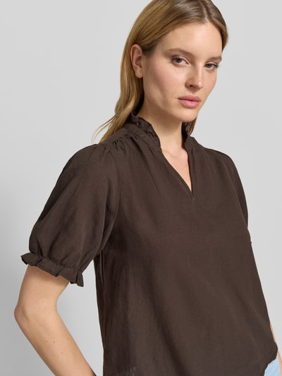 Frauenmodel trägt Blusenshirt aus Leinen-Baumwoll-Mix Modell 'Odesa' von Neo Noir, Regular-Fit, V-Ausschnitt, Nahaufnahme Oberkörper
