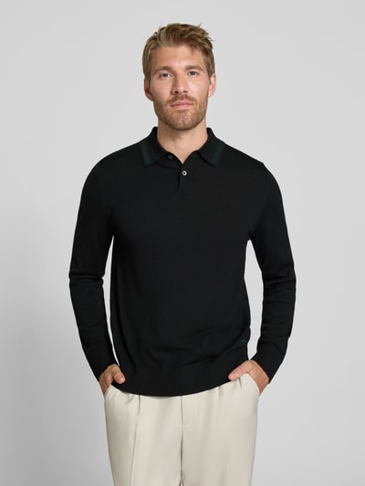 Männermodel trägt Regular Fit Poloshirt in Strick-Optik von Paul Smith aus reiner Wolle, schwarz, gerippte Abschlüsse, Nahaufnahme Oberkörper.