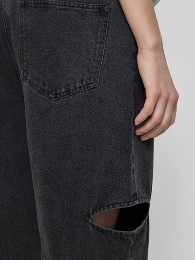 Frauenmodel trägt Wide Leg Jeans mit Cut Out von Karo Kauer, Reine Baumwolle, 5-Pocket-Design, schwarze Denim-Optik, Detailaufnahme Oberschenkel.