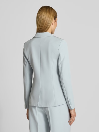 Frauenmodel trägt Regular Fit Blazer mit Pattentaschen Modell 'ISA' von GUIDO MARIA KRETSCHMER WOMAN, hellblau, glatte Textur, Ganzkörperansicht Rückansicht.