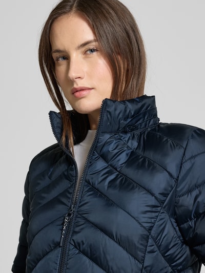 Vrouwenmodel draagt Regular Fit Steppjacke mit abnehmbarer Kapuze van s.Oliver RED LABEL, effen, ritssluiting, lange mouw, close-up bovenlichaam.