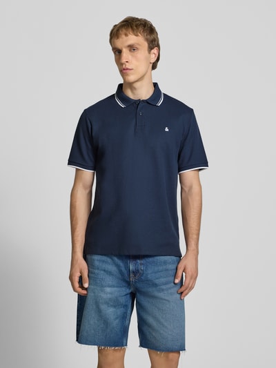 Männermodel trägt Regular Fit Poloshirt mit Strukturmuster Modell 'AUSTIN' von Jack & Jones, Dunkelblau, Baumwoll-Mix, Knopfleiste, Stitching, Ganzkörperansicht von vorne.