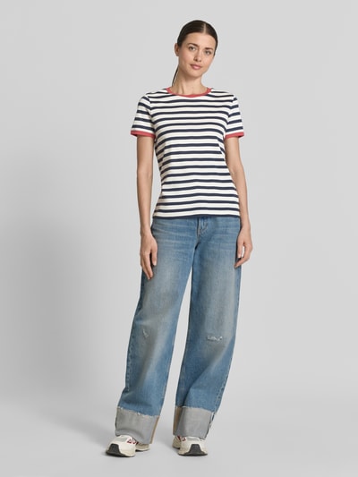 Vrouwenmodel draagt T-Shirt met Strepenpatroon en Ronde Halsuitsnijding van Jake*s Casual, katoen, regular fit, blauw-wit-roze, Ganzkörpervooraanzicht.