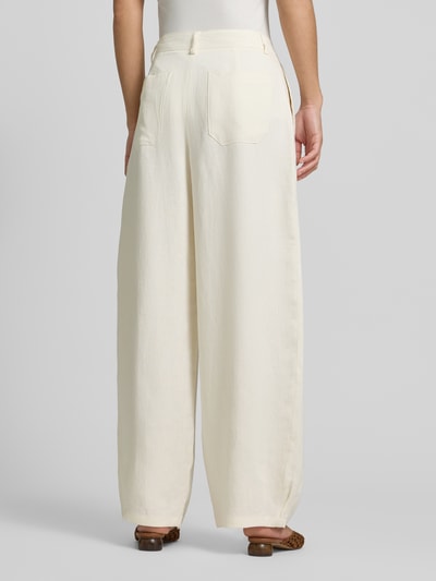 Frauenmodel trägt Barrel Fit Hose aus Leinen-Viskose-Mix von Jake*s Collection in Creme mit Gelegten Falten und Eingrifftaschen, Ganzkörperansicht Rückansicht. Bundweite bei Größe 38: 39 cm, Innenbeinlänge bei Größe 38: 76 cm.