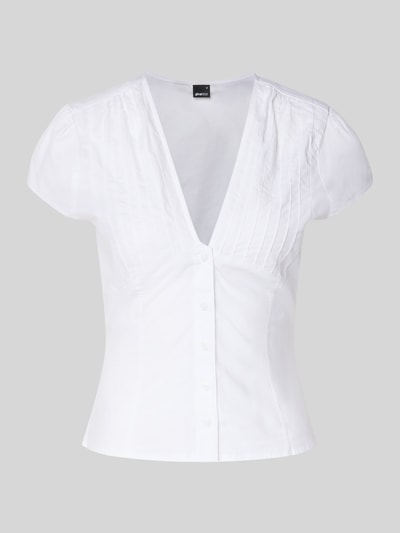 Produktfoto, Slim Fit Hemdbluse mit V-Ausschnitt von Gina Tricot in Weiß, aus elastischem Baumwoll-Mix, durchgehende Knopfleiste, kurzärmelig