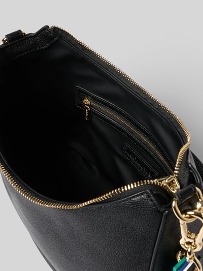 Produktfoto, schwarze Shoulder Bag in Leder-Optik Modell 'RYTA' von VALENTINO BAGS mit goldfarbenem Reißverschluss und Logo-Applikation, Detailansicht innen, zeigt Textur und Maße, abnehmbarer Schulterriemen