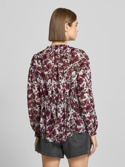 Frauenmodel trägt Oversized Langarmbluse aus reiner Viskose Modell 'LUCILA' von Pepe Jeans mit floralem Muster in Rot und Weiß, Chiffon-Textur, Ganzkörperansicht Rückansicht.