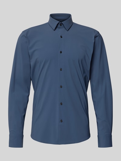 Produktfoto, Regular Fit zakelijk overhemd uit ademend materiaal Model 'JOE' van BOSS, effen blauwe kleur, Kentkraag, doorlopende knoopsluiting, lange mouwen met 1-knoop manchet, afgeronde rompzoom, vochtregulerende stretch.