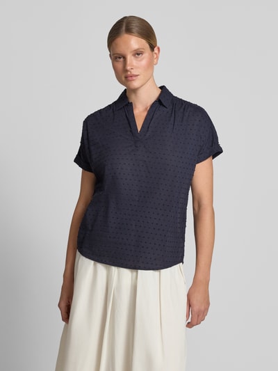 Frauenmodel trägt Regular Fit Bluse im Allover-Look mit V-Ausschnitt von Christian Berg Woman, dunkelblau, reine Baumwolle, Nahaufnahme Oberkörper.