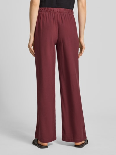 Kobiece modelka nosi Wide Leg Leinenhose mit elastischem Bund Modell 'GOA' od Only, efekt: jednolity kolor, krój: spodnie z szerokimi nogawkami, tunel, elastyczny pas, wpuszczane kieszenie, materiał: mieszanka wiskozy i lnu, widok całopostaciowy z tyłu.