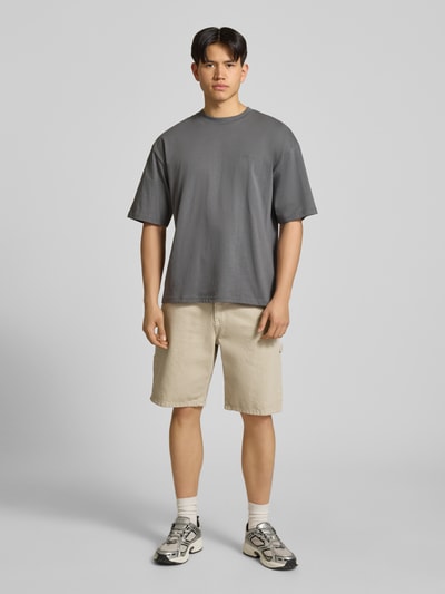 Männermodel trägt Bermudas mit seitlichen Eingrifftaschen von REVIEW aus reiner Baumwolle, Straight Fit, Ganzkörperansicht von vorne.