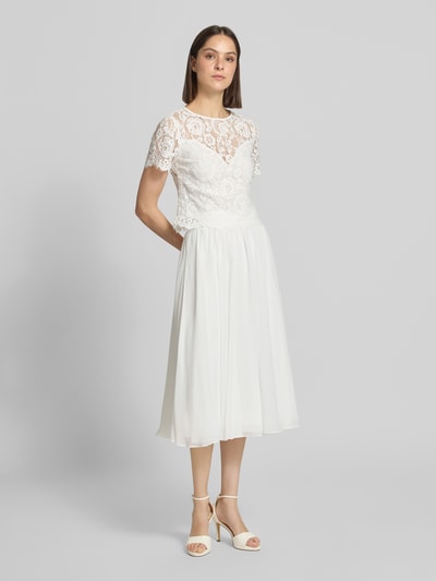 Kobiece modelka nosi Midirock aus Chiffon mit Reißverschluss od Luxuar, biały, A-linia, lejąca tkanina, Szerokość w rozmiarze 36: 38 cm, długość całkowita 77 cm, widok całej sylwetki z przodu.