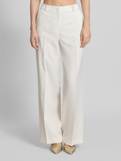 Frauenmodel trägt Stoffhose aus Viskose-Mix mit Bügelfalte von More & More, cremefarben, Wide-Leg-Fit, Haken-Reißverschluss, Nahaufnahme Oberkörper.