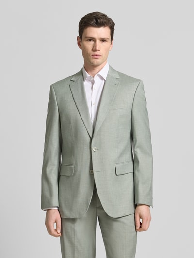 Männermodel trägt Straight Fit Blazer mit Viskose-Anteil von Christian Berg Men in hellem Grau mit Reverskragen, 2-Knopfleiste, Brusttasche, Pattentaschen, Elastischer-Material-Mix; Ganzkörperansicht von vorne.
