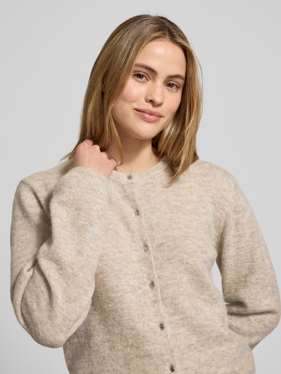 Vrouwenmodel draagt Strickjacke aus Woll-Mix Modell 'Kellsey' van MSCH Copenhagen in beige, regular fit, knoopsluiting, dichtbij borst, Nahaufnahme bovenlichaam.