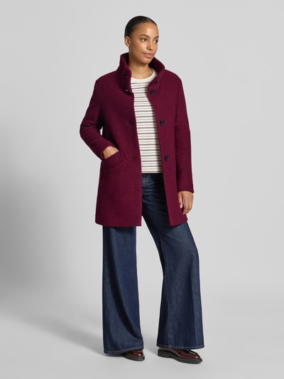 Frauenmodel trägt Regular Fit Jacke aus Woll-Mix von FUCHS SCHMITT in dunklem Rot, Stehkragen, Eingrifftaschen, Knopfleiste, Ganzkörperansicht von vorne