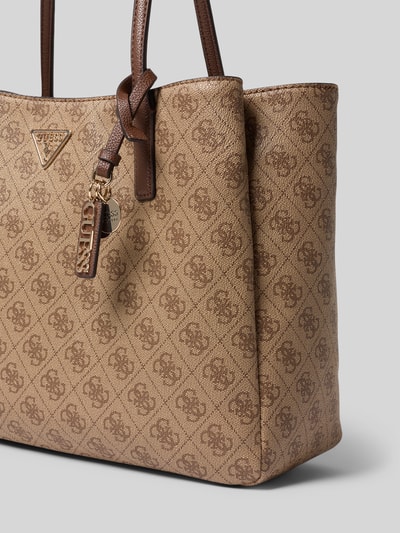 Produktfoto, beżowo-brązowa torebka w stylu Materiał skóropodobny z detalem z logo, produkt Handtasche in Leder-Optik Modell 'NOELLE' od GUESS, główna przegroda z zapięciem na magnes i zamek błyskawiczny, smukły pasek na ramię 64 cm, Szerokość w rozmiarze 1: 38 cm, Długość w rozmiarze 1: 28 cm, Głębokość w rozmiarze 1: 13 cm