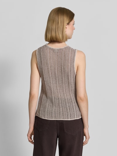 Frauenmodel trägt Tanktop in Strick-Optik mit Rundhalsausschnitt von Stefanel aus Baumwoll-Mix, Straight Fit, Rückenlänge 53 cm, Ganzkörperansicht Rückansicht.
