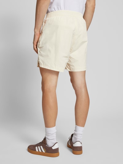 BLKVIS Szorty o kroju relaxed fit z nadrukiem z logo Złamany biały 5