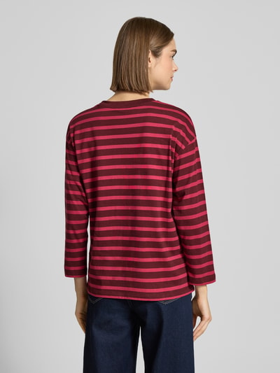 Frauenmodel trägt Comfort Fit Langarmshirt aus reiner Baumwolle Modell 'BANILLA' von Pepe Jeans mit gestreiftem Allover-Muster, Ganzkörperansicht Rückansicht.