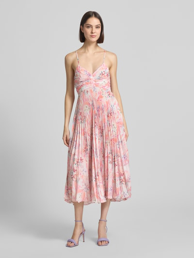 Frauenmodel trägt Regular Fit Midikleid in Plissee-Optik von ADLYSH mit floraler Allover-Print, Cut-Out, Spaghettiträger, Ganzkörperansicht von vorne.