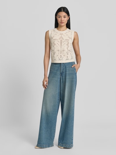 Frauenmodel trägt Regular Fit Baggy Jeans aus Baumwoll-Lyocell-Mix Modell 'CENTRAL' von BOSS, Denim-Optik, 5-Pocket-Design, Label-Patch, Knopf und verdeckter Reißverschluss, Material: Baumwoll-Lyocell-Mix, Hellblau mit sanften Farbverläufen, glatte Textur, Ganzkörperansicht von vorne.