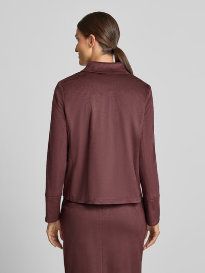 Frauenmodel trägt Regular Fit Blazer in Velours-Optik von White Label, brauner Farbton, glatte Textur, Ganzkörperansicht Rückansicht. Damen Blazer, Umlegekragen, durchgängige Knopfleiste, Rückenlänge 58 cm, Brustweite 52 cm, Ärmellänge 64 cm bei Größe 36.